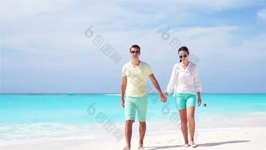 年轻的夫妇白色海滩夏天假期快乐家庭享受度蜜月慢运动视频